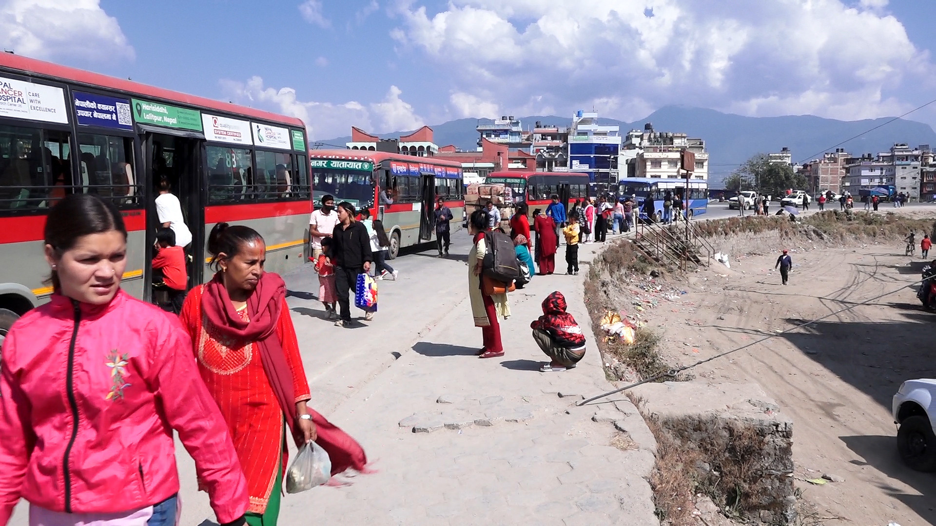 दसैँ मनाउन गाउँ गएका फर्किन थालेसँगै बढ्यो काठमाडौंमा चहलपहल